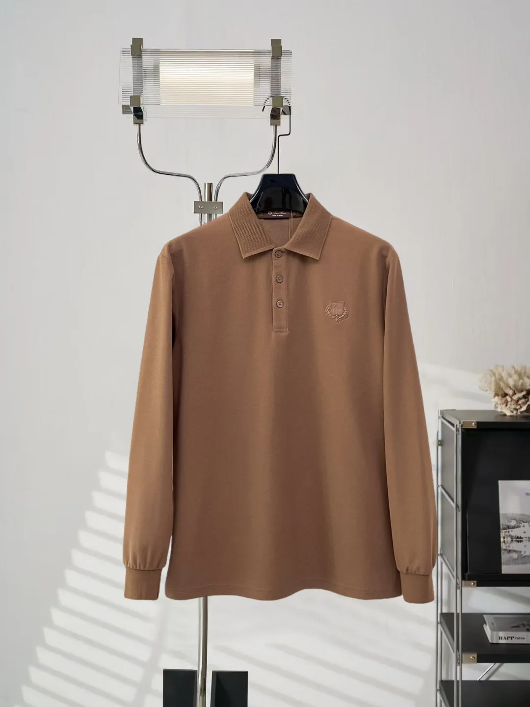 LP New Arrival long-sleeved Polo shirt, original fabric, official Same Style, made of pure cotton pique fabric, custom-made in the same vat, feels very comfortable and smooth, very wide and stylish, produced by factory for first-line brands, imported Behringer embroidery machine, embroidery is full and textured, collar and collar ribs are woven with imported yarn, does not deform after long-term wear, the most New Arrival style in autumn and winter, fashionable and individual Super Versatile and good-looking. It is very suitable for both men and women. It is a must-have for everyone. Size: M-XXXL